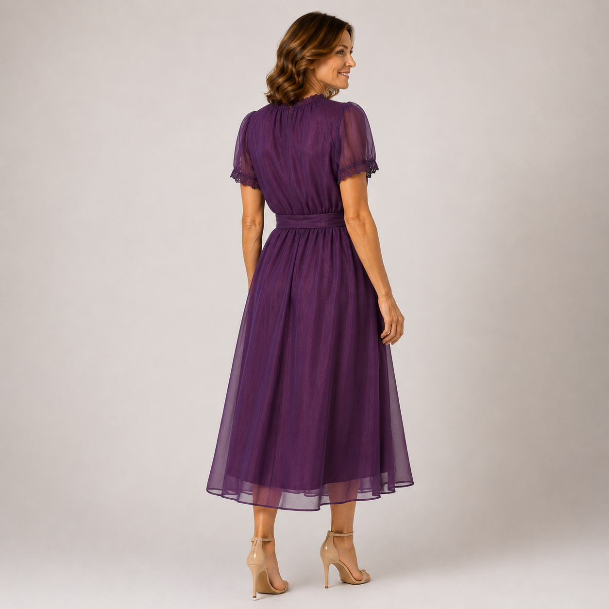 Flavia | Robe longue à encolure en goutte d'eau et bordure en dentelle de mousseline