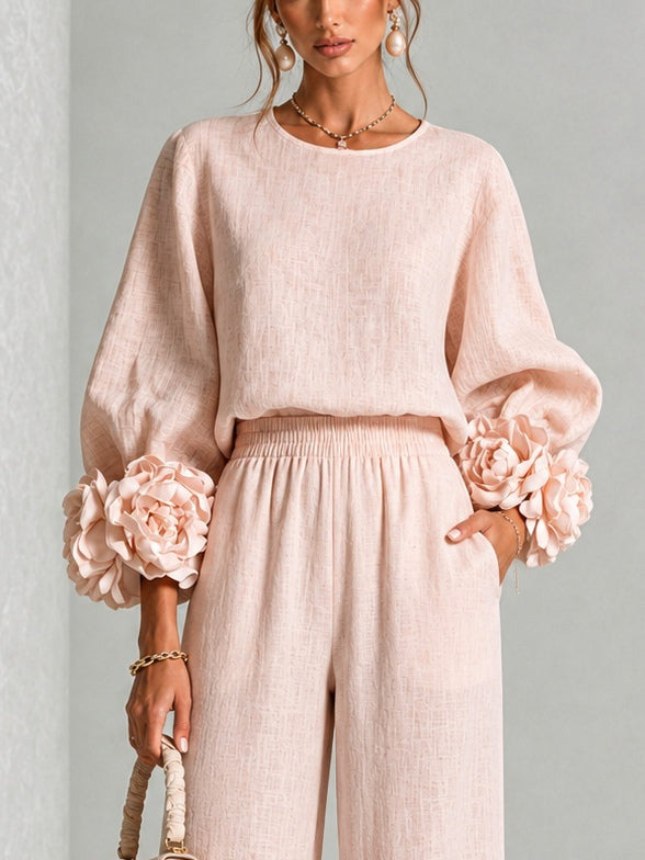 ROSALIE | ENSEMBLE DEUX PIÈCES AVEC MANCHETTES À MOTIFS FLORAUX.