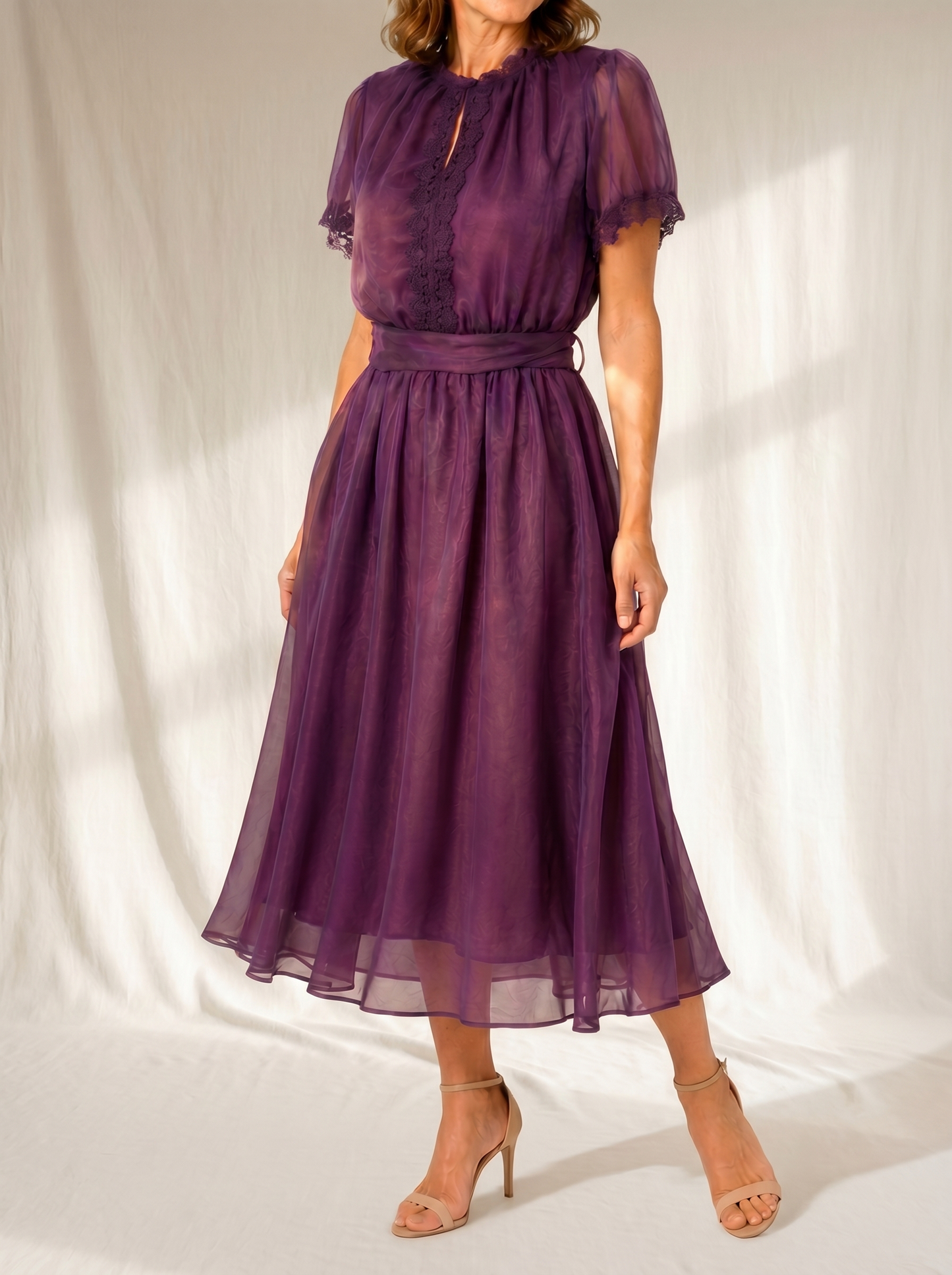 Flavia | Robe longue à encolure en goutte d'eau et bordure en dentelle de mousseline