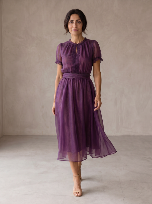 Flavia | Robe longue à encolure en goutte d'eau et bordure en dentelle de mousseline
